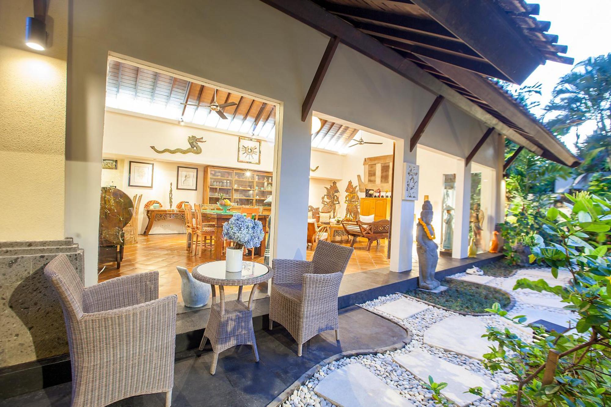 Chantal-intimate In Villa Seminyak (Bali)