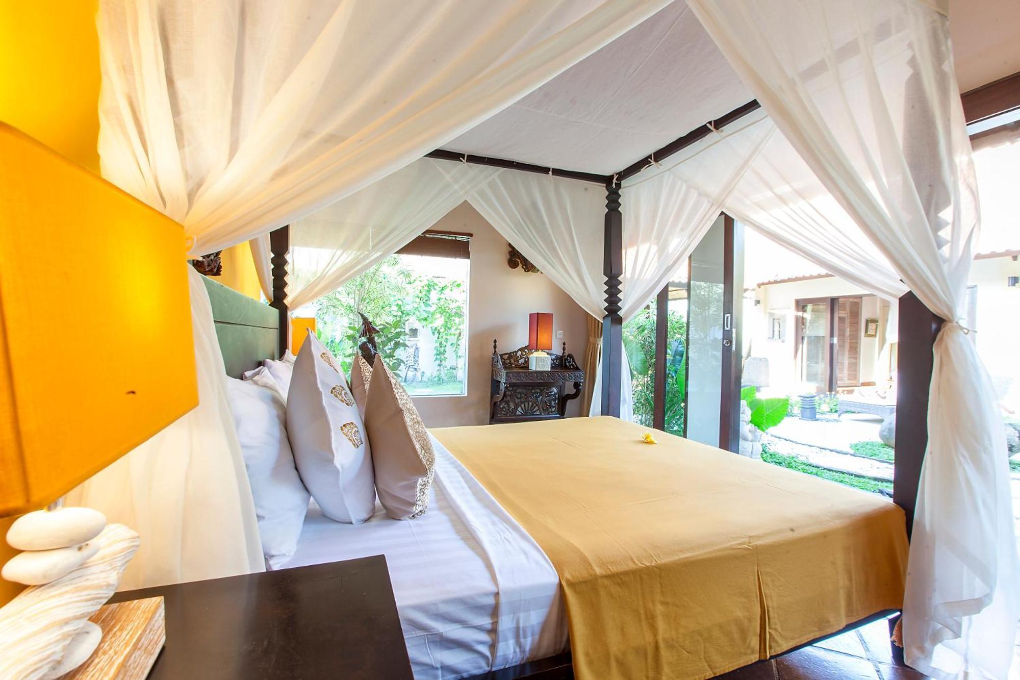Chantal-intimate In Villa Seminyak (Bali)